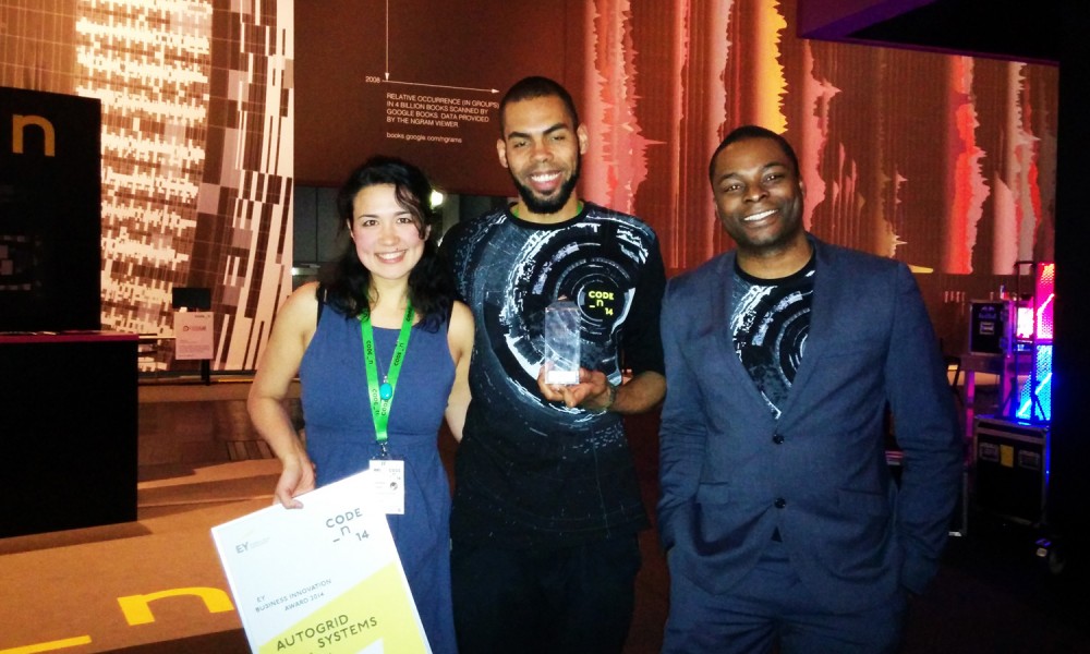 Sandra Kwak (AutoGrid) erhielt einen Sonderpreis und die Gewinner des CODE_n Award Chika Mbonu und Odera Ume-Ezeoke (Viewsy) | Bild: Crinox