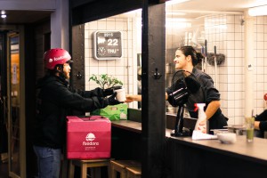 Abholung der Speisen durch den Kurier im Restaurant (Bild: Foodora).