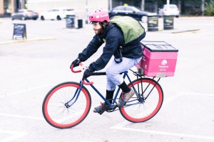 Der Kurier auf dem Weg zum Kunden der auf seine Bestellung wartet (Bild: Foodora).