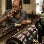 Jörn Gutowski probiert Bier in der Craft Bier Kneipe Hopfenreich in Kreuzberg (Foto: Ole Schwarz)