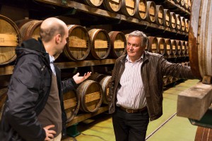 Jörn Gutowski im Gespräch mit Alois Gölles im Essiglager (Foto: Ole Schwarz)
