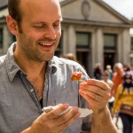 Try Foods Gründer Jörn Gutowski probiert Currywurst am Wittenbergplatz (Foto: Ole Schwarz)
