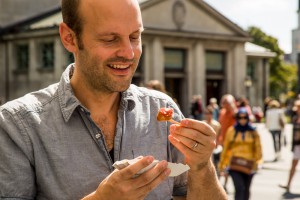 Try Foods Gründer Jörn Gutowski probiert Currywurst am Wittenbergplatz (Foto: Ole Schwarz)