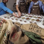 v.l. Jörn Gutowski, Sascha Spittel (Eigentümer Tres Cabezas) & Robert Stock (Eigentümer Tres Cabezas) beim Kaffee Cupping in der Rösterei/Ladengeschäft von Tres Cabezeas in Berlin/Friedrichshain (Foto: Ole Schwarz)