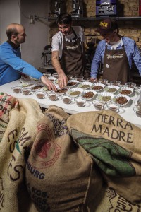 v.l. Jörn Gutowski, Sascha Spittel (Eigentümer Tres Cabezas) & Robert Stock (Eigentümer Tres Cabezas) beim Kaffee Cupping in der Rösterei/Ladengeschäft von Tres Cabezeas in Berlin/Friedrichshain (Foto: Ole Schwarz)