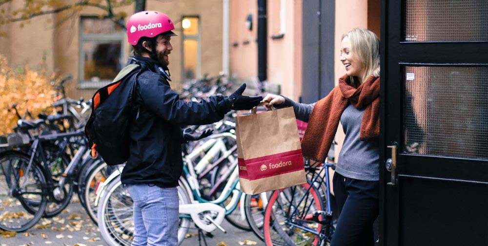 Übergabe der Bestellung an den Kunden (Bild: Foodora).