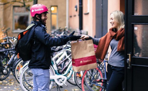 Übergabe der Bestellung an den Kunden (Bild: Foodora).